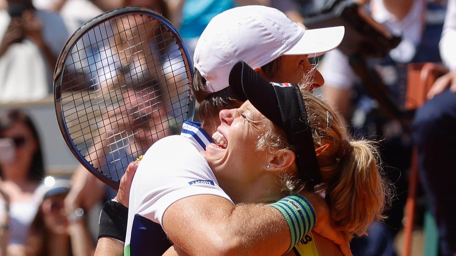 Das Bild zeigt die deutsche Tennisspielerin Laura Siegemund und den Franzosen Edouard Roger-Vasselin. Sie gewannen das Finale im Mixed-Doppel bei den French Open in Paris. Das Bild zeigt die deutsche Tennisspielerin Laura Siegemund und den Franzosen Edouard Roger-Vasselin. Sie gewannen das Finale im Mixed-Doppel bei den French Open in Paris.