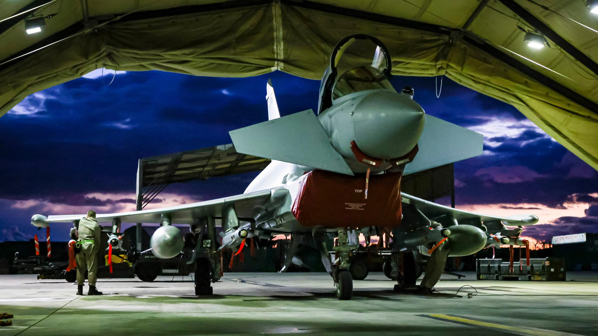 Die vom britischen Verteidigungsministerium zur Verfügung gestellte Aufnahme zeigt Waffentechniker der Royal Air Force bei der Vorbereitung eines Kampfflugzeugs vom Typ Typhoon FGR4.