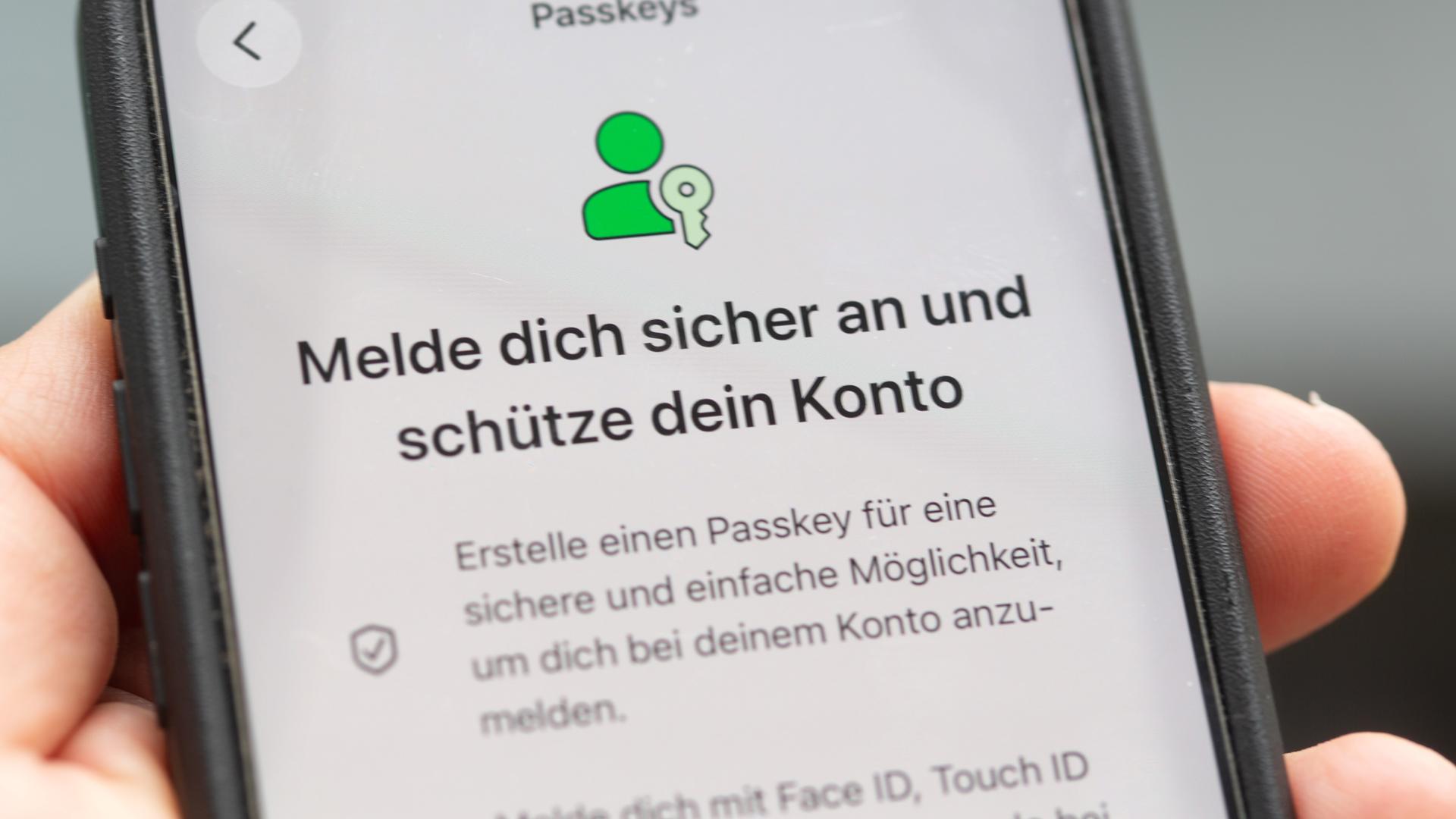 Die Passkey-Funktion in WhatsApp wird auf einem Smartphone angezeigt. 