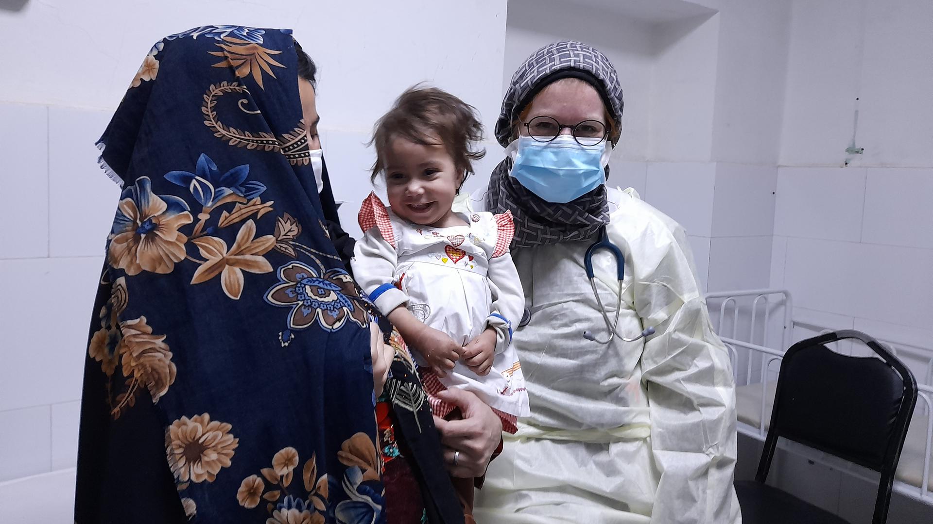 Die Ärztin Sölveig Köbe mit einer Mutter mit ihrem Kind, die sie in Afghanistan behandelt. 