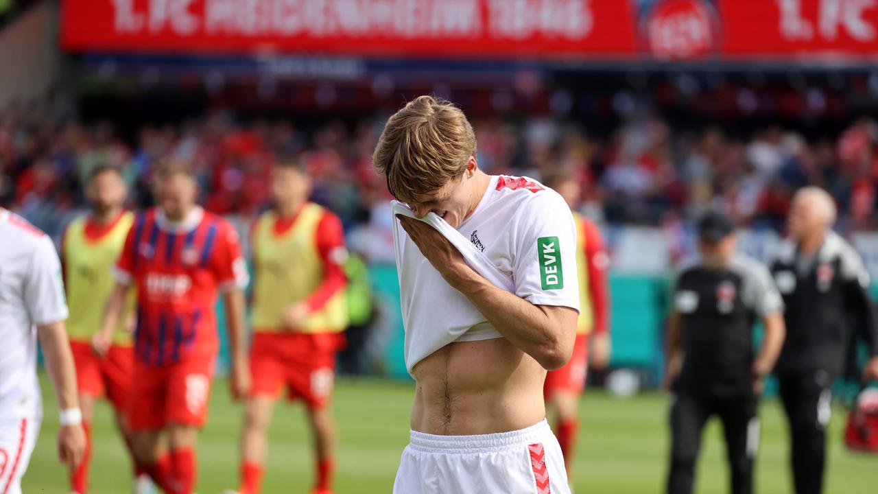 Der Kölner Spieler Timo Hübers verbirgt sein Gesicht im Trikot.