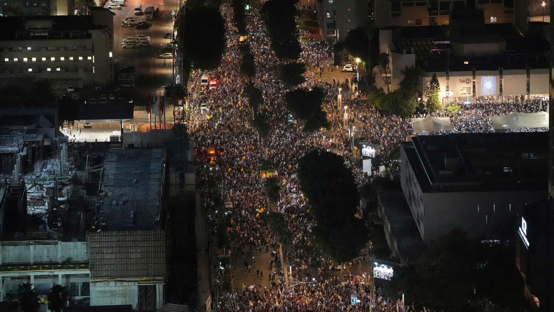 Die Luftbildaufnahme zeigt Hunderttausende Menschen, die an der Demonstration in Tel Aviv teilnehmen. Die Luftbildaufnahme zeigt Hunderttausende Menschen, die an der Demonstration in Tel Aviv teilnehmen.
