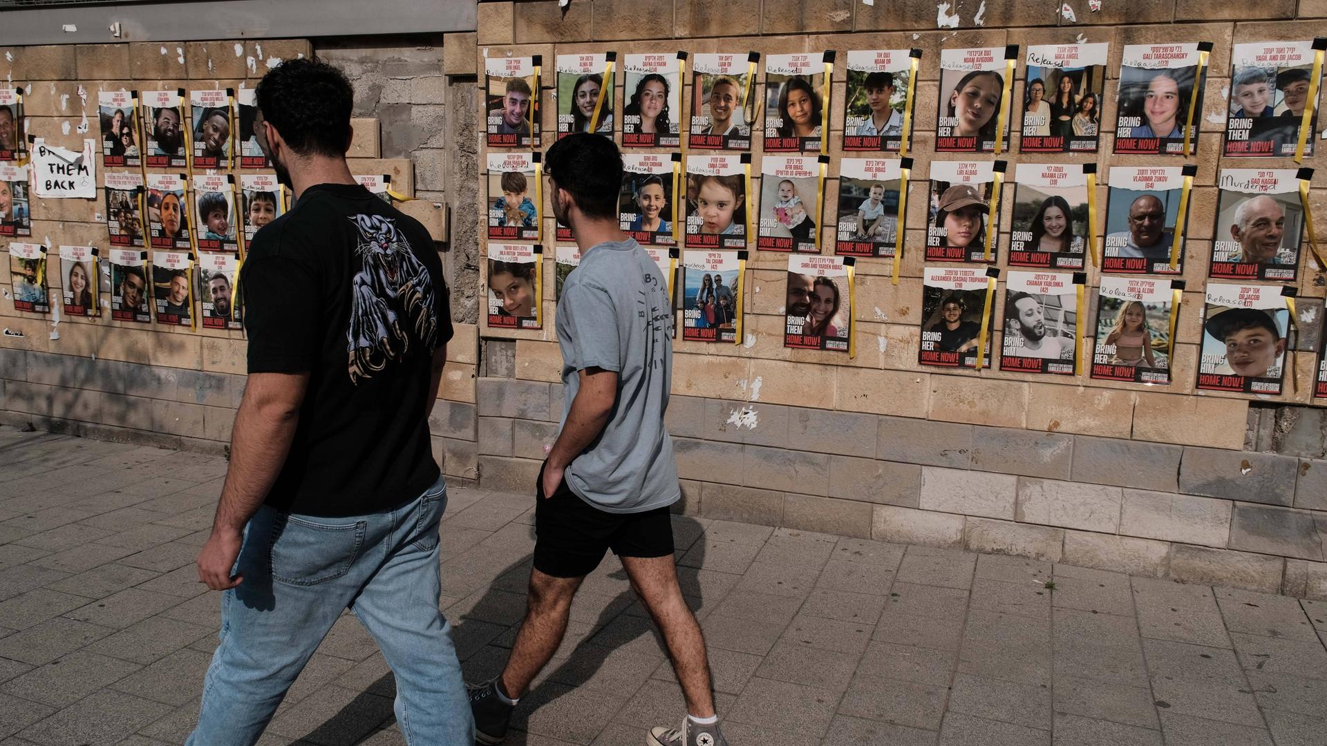 Fotos von Israelis, die von der Hamas als Geiseln genommen wurden an einer Hauswand in Tel Aviv (Archivbild) Fotos von Israelis, die von der Hamas als Geiseln genommen wurden an einer Hauswand in Tel Aviv (Archivbild)