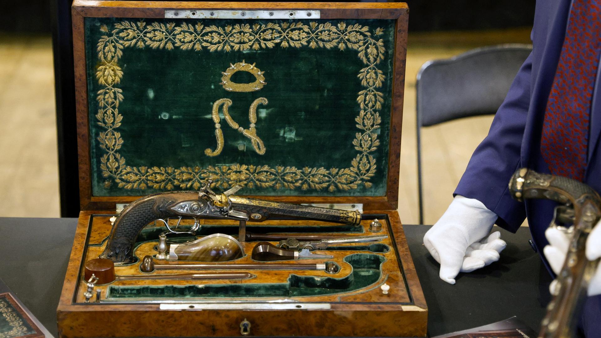 In einer verzierten Schatulle liegen die Pistolen Napoleons.