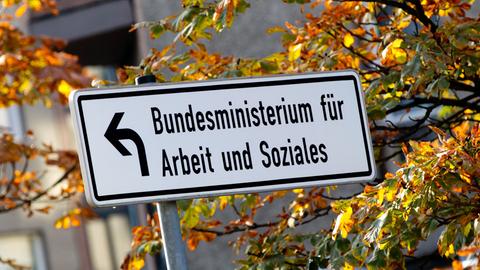 Ein Schild mit der Aufschrift "Bundesministerium für Arbeit und Soziales" 
