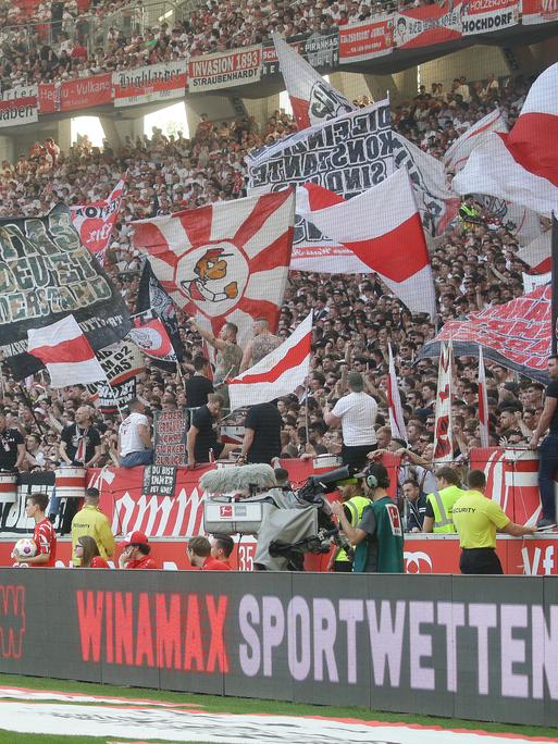 VfB Stuttgart vs. Eintracht Frankfurt: Stuttgarter Fans in der Cannstatter Kurve, davor die Bande Winamax Sportwetten. Gemäß den Vorgaben der DFL Deutsche FuÃball Liga ist es untersagt, in dem Stadion und/oder vom Spiel angefertigte Fotoaufnahmen in Form von Sequenzbildern und/oder videoähnlichen Fotostrecken zu verwerten bzw. verwerten zu lassen.