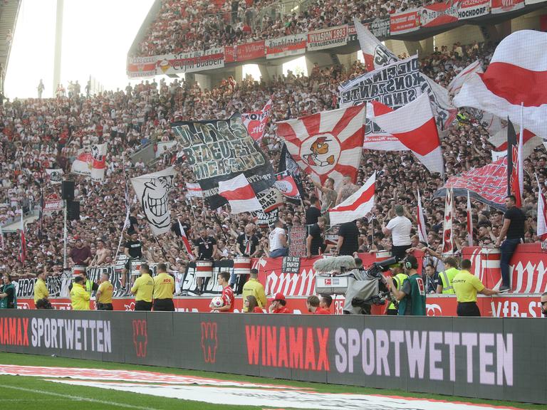 VfB Stuttgart vs. Eintracht Frankfurt: Stuttgarter Fans in der Cannstatter Kurve, davor die Bande Winamax Sportwetten. Gemäß den Vorgaben der DFL Deutsche FuÃball Liga ist es untersagt, in dem Stadion und/oder vom Spiel angefertigte Fotoaufnahmen in Form von Sequenzbildern und/oder videoähnlichen Fotostrecken zu verwerten bzw. verwerten zu lassen.