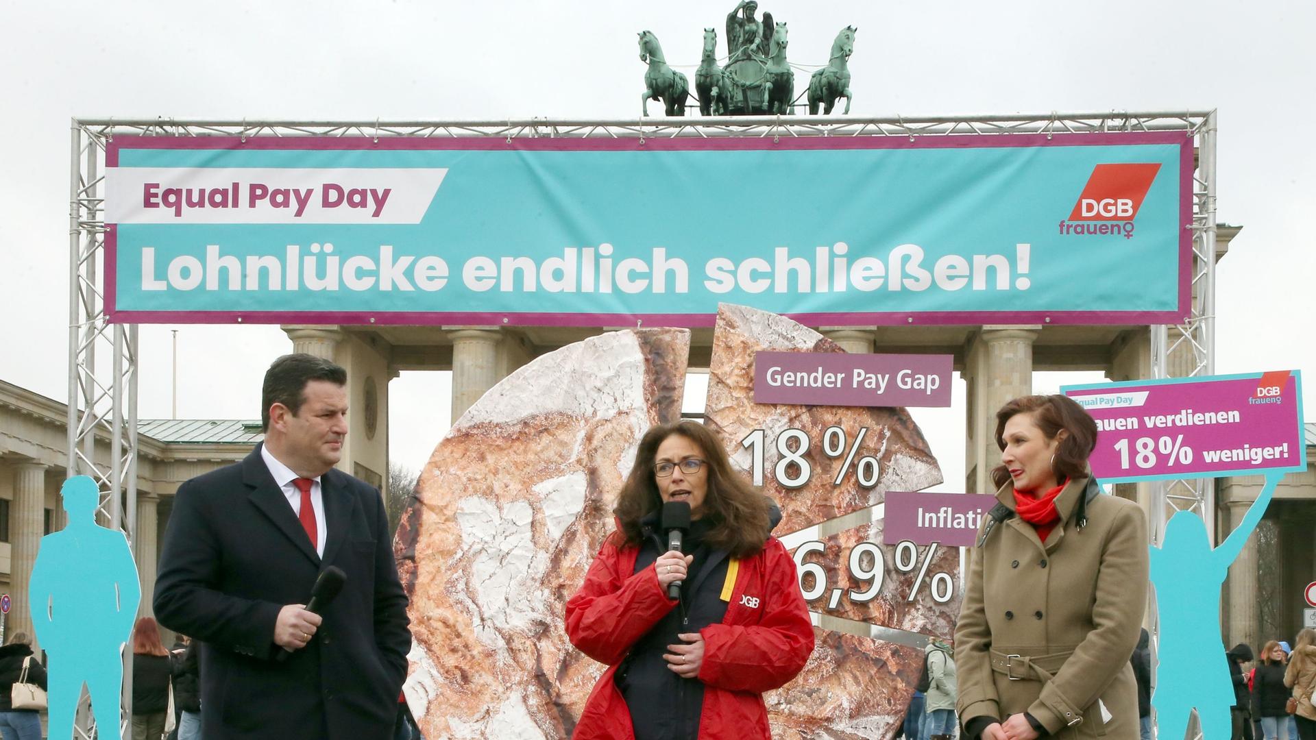 Berlin: Hubertus Heil (SPD, l-r), Bundesarbeitsminister, Yasmin Fahimi, DGB-Vorsitzende und Ferda Ataman, Antidiskriminierungsbeauftragte, geben am Vortag des Internationalen Frauentages am 8. März ein Statement im Rahmen einer DGB-Aktion zum Equal Pay Day vor dem Brandenburger Tor ab. Berlin: Hubertus Heil (SPD, l-r), Bundesarbeitsminister, Yasmin Fahimi, DGB-Vorsitzende und Ferda Ataman, Antidiskriminierungsbeauftragte, geben am Vortag des Internationalen Frauentages am 8. März ein Statement im Rahmen einer DGB-Aktion zum Equal Pay Day vor dem Brandenburger Tor ab.
