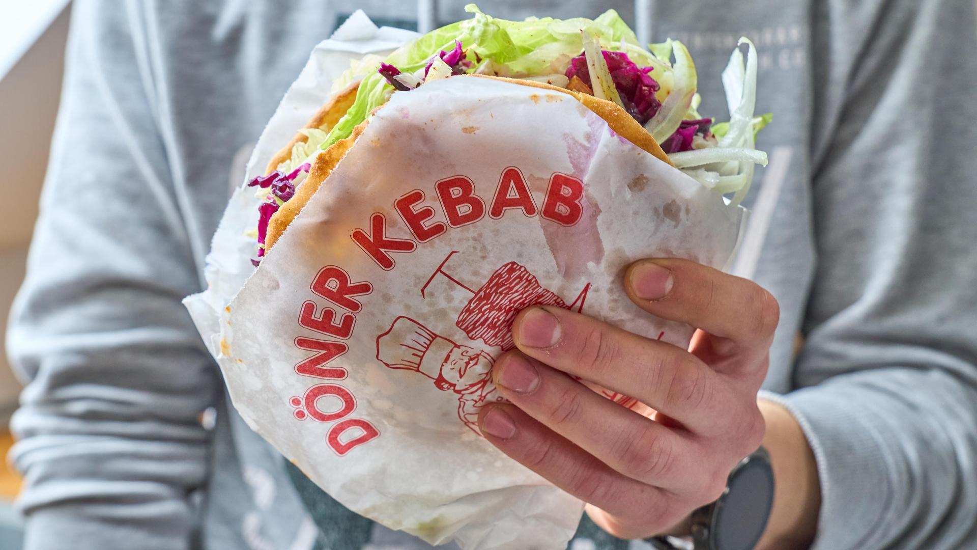 Ein Döner mit der typischen Papierverpackung