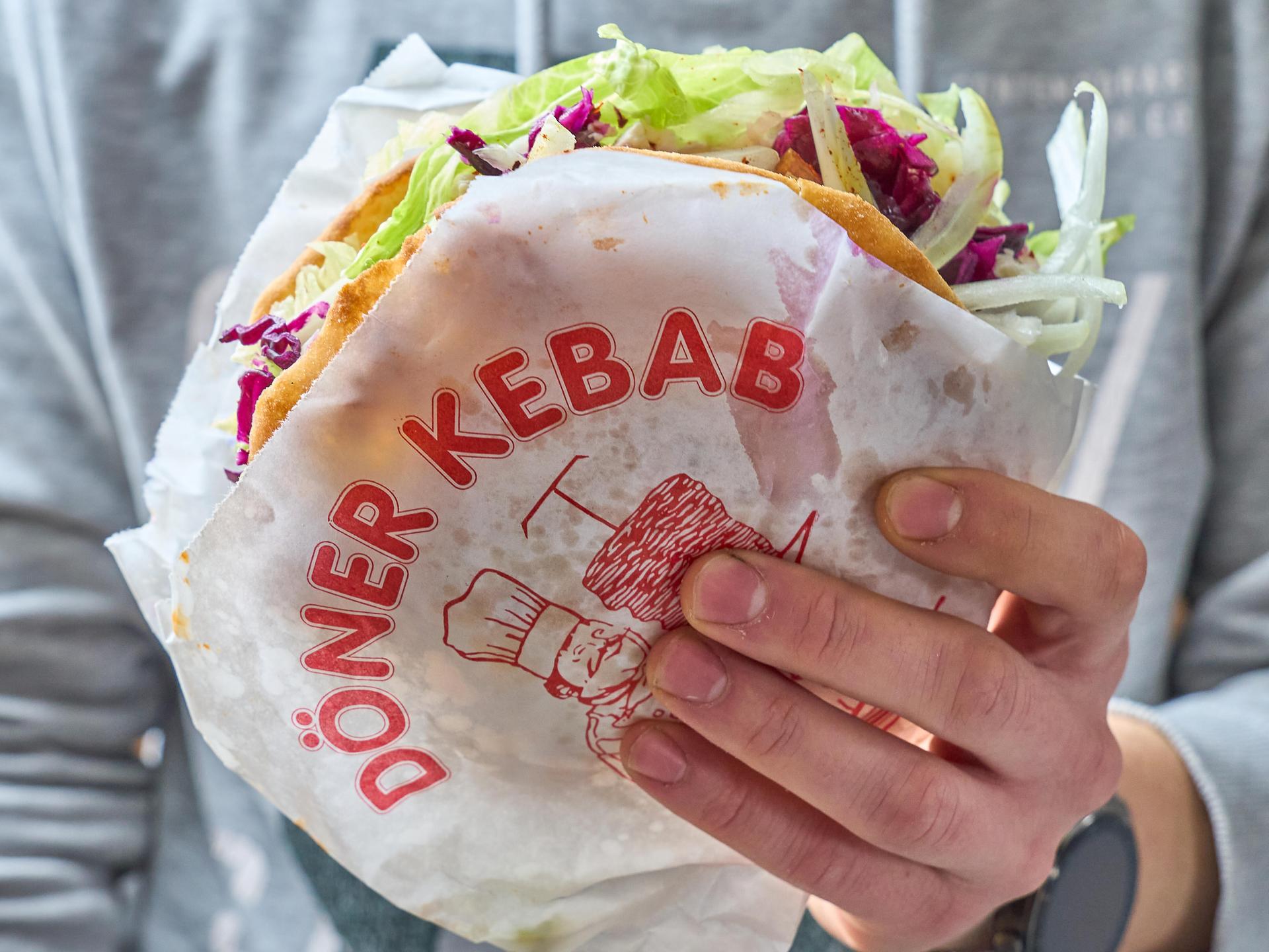 Ein Döner mit der typischen Papierverpackung