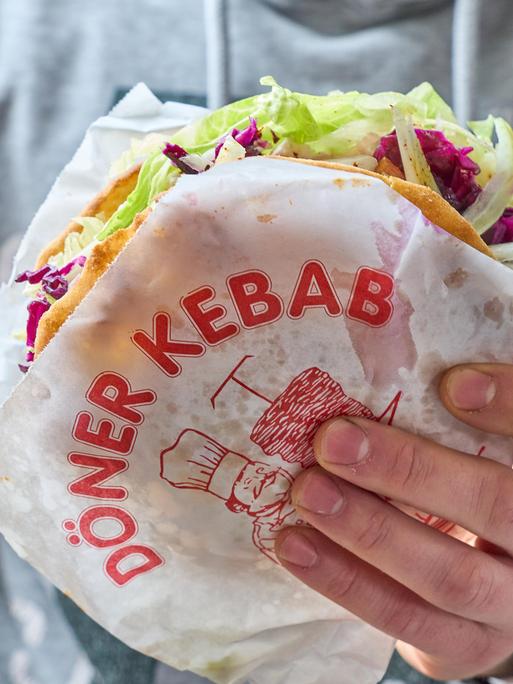 Ein Döner mit der typischen Papierverpackung