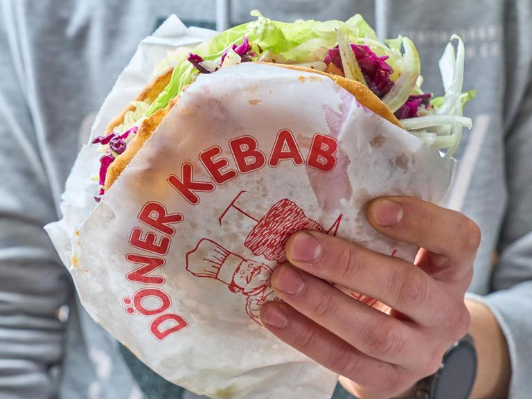 Ein Döner mit der typischen Papierverpackung