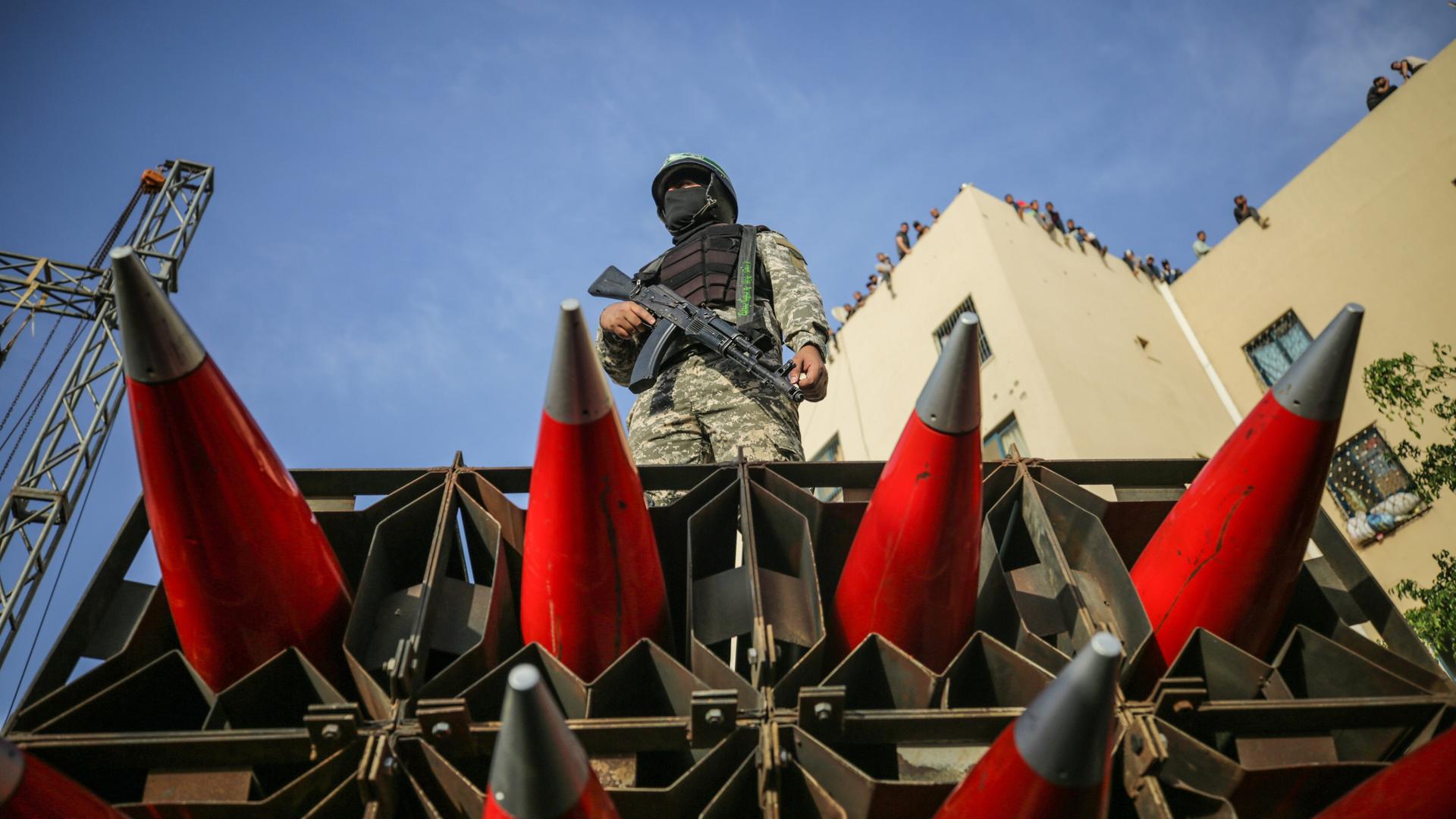 Mitglieder der Ezz-Al Din Al-Qassam-Brigaden, des bewaffneten Flügels der Hamas-Bewegung, nehmen auf einem Lastwagen mit Raketen an einer Parade auf der Straße im nördlichen Gazastreifen teil 2021.