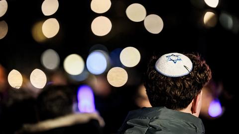 Ein junger Mann trägt eine Kippa auf dem Haar in Amsterdam.
