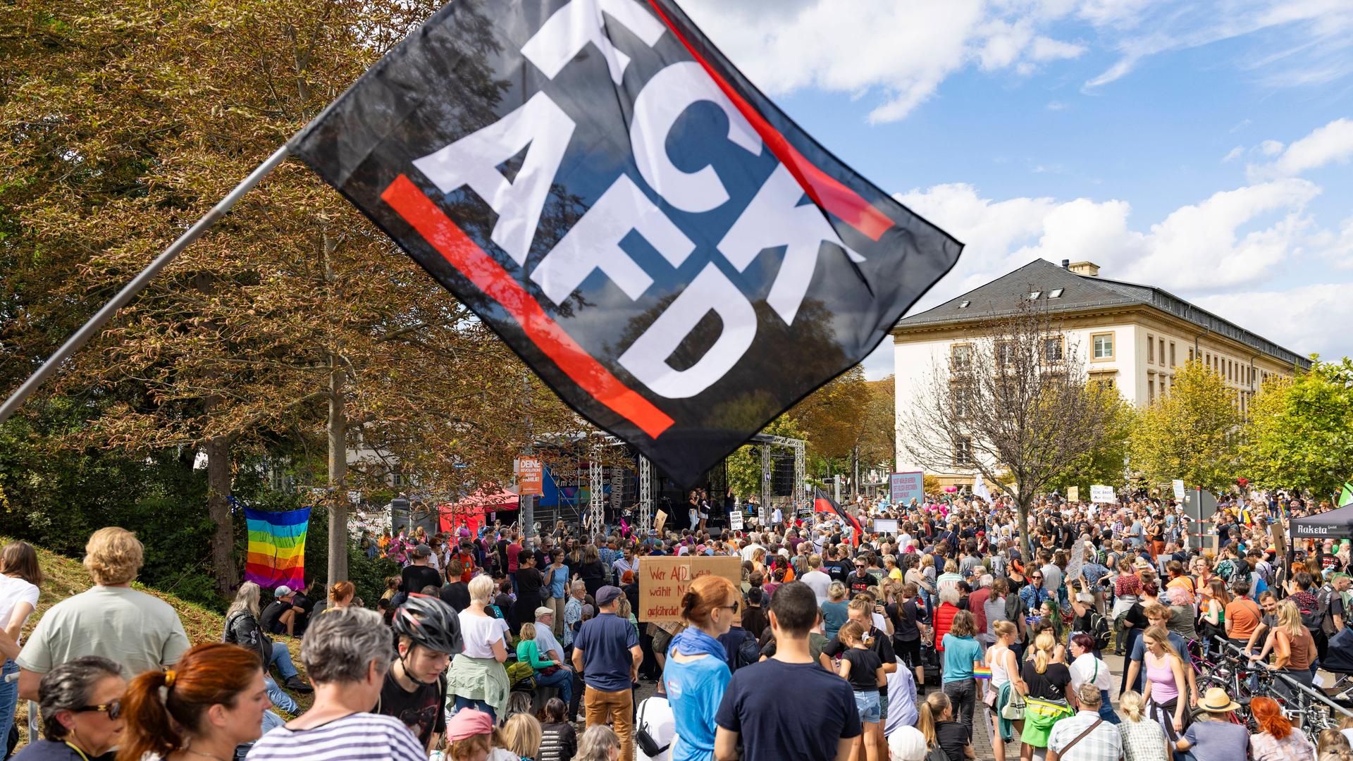 Tausende Menschen haben sich zu einer Kundgebung gegen Rechtsextremismus vor dem Erfurter Landtag versammelt.