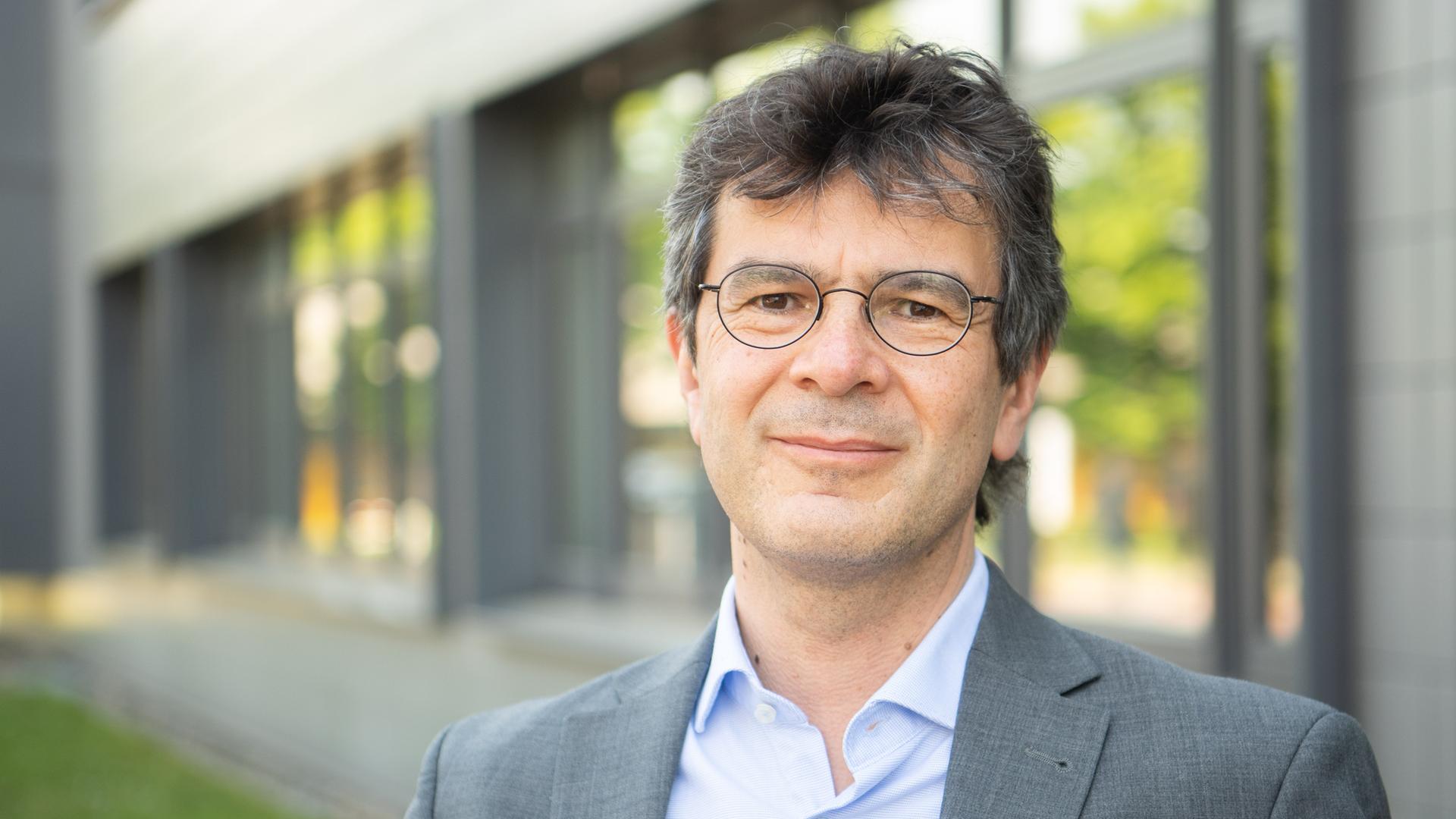 Gérard Krause, Abteilungsleiter Epidemiologie, steht am Helmholtz-Zentrum für Infektionsforschung in Braunschweig. Er lächelt und blickt in die Kamera.