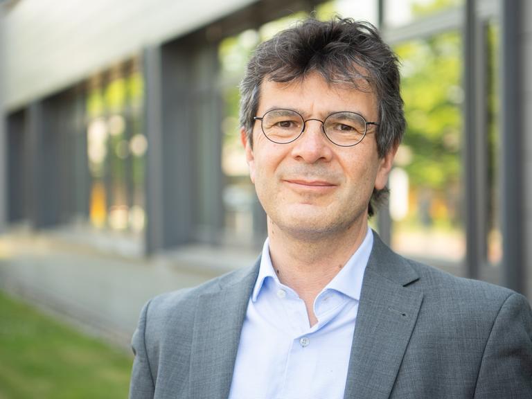 Gérard Krause, Abteilungsleiter Epidemiologie, steht am Helmholtz-Zentrum für Infektionsforschung in Braunschweig. Er lächelt und blickt in die Kamera.