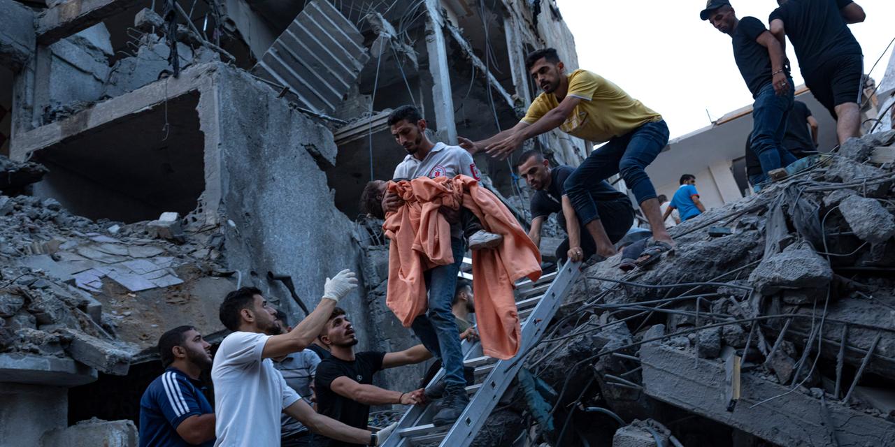 Palästinensische Gebiete, Gazastadt: Palästinenser haben nach einem israelischen Luftangriff ein junges Mädchen aus den Trümmern eines zerstörten Wohnhauses gerettet. 