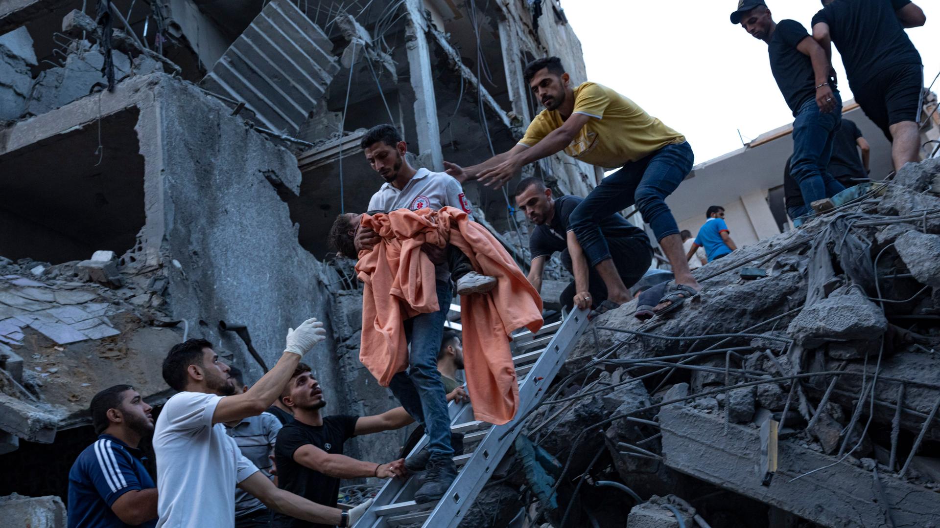 Palästinensische Gebiete, Gazastadt: Palästinenser haben nach einem israelischen Luftangriff ein junges Mädchen aus den Trümmern eines zerstörten Wohnhauses gerettet. Palästinensische Gebiete, Gazastadt: Palästinenser haben nach einem israelischen Luftangriff ein junges Mädchen aus den Trümmern eines zerstörten Wohnhauses gerettet.