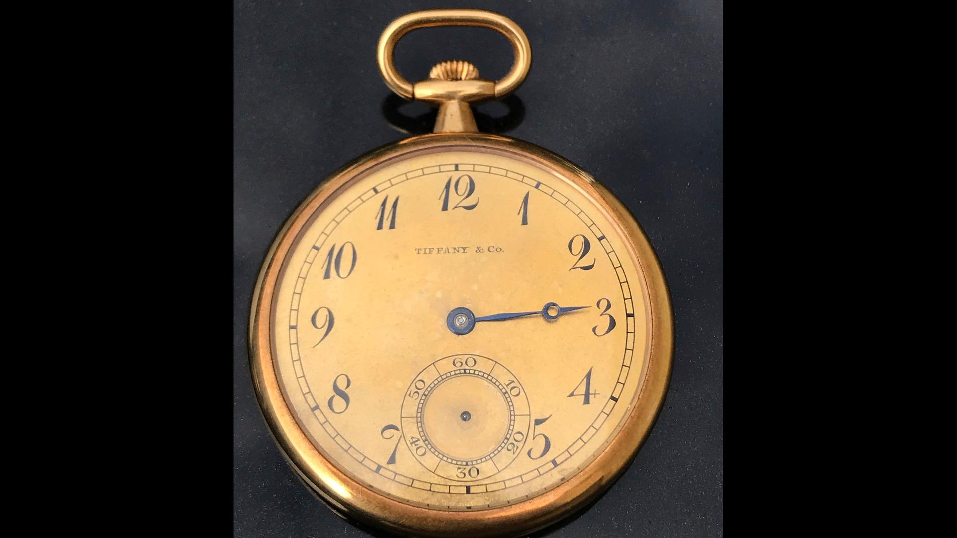 Eine goldene Taschenuhr, die "Titanic" Überlebende ihrem Retter, dem Kapitän der "Carpathia", schenkten. Eine goldene Taschenuhr, die "Titanic" Überlebende ihrem Retter, dem Kapitän der "Carpathia", schenkten.