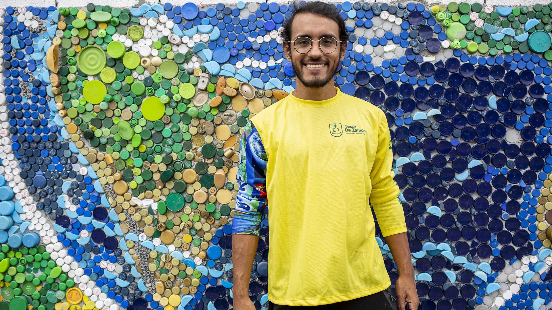 Der Künstler Oscar Olivares posiert für ein Foto vor einem Teil eines 270 Quadratmeter großen Wandgemäldes, das er mit Hilfe der Einwohner in Guatire im Bundesstaat Miranda schafft, um es zum größten Wandgemälde der Welt zu machen.