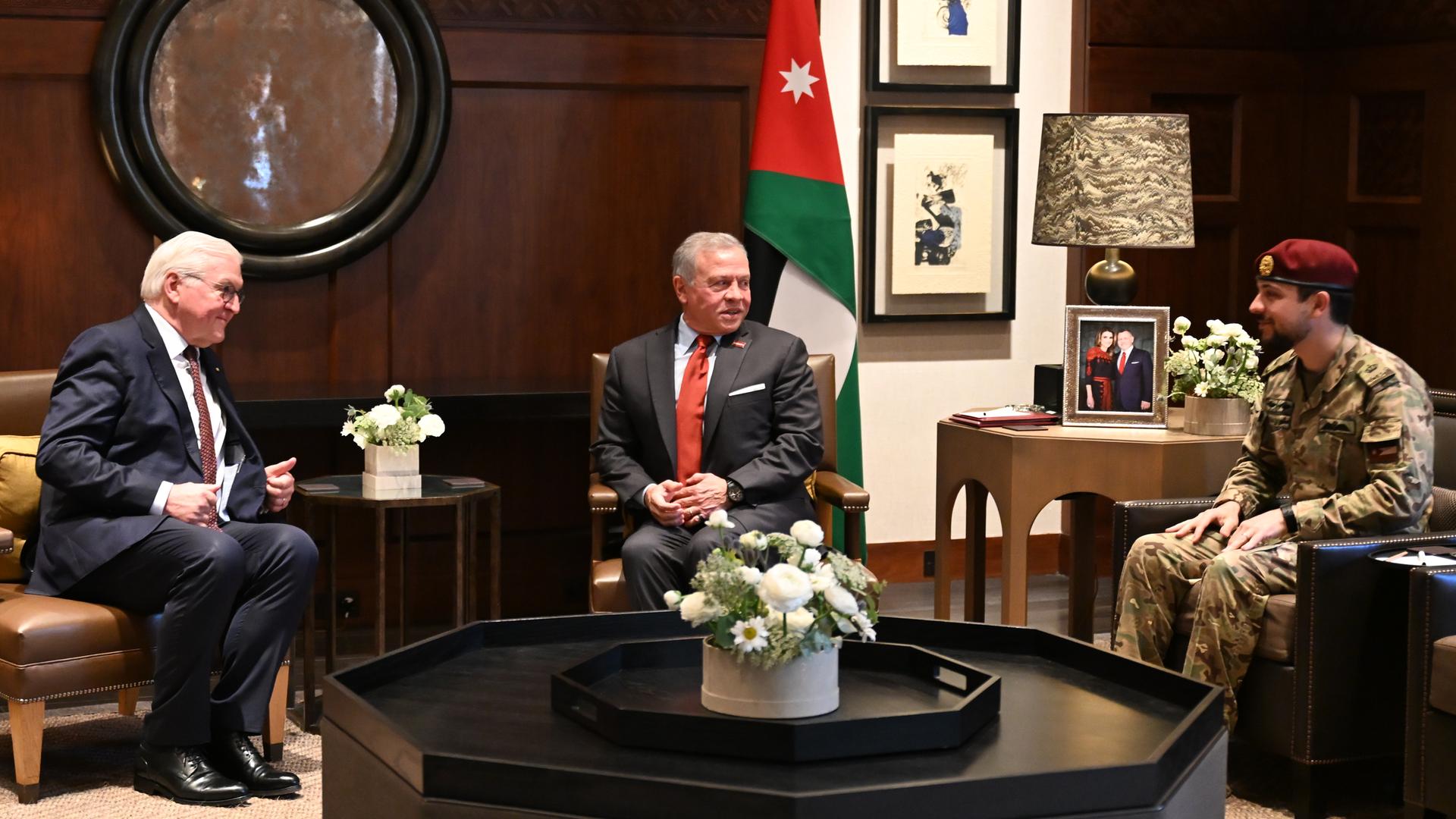 Bundespräsident Steinmeier mit König Abdullah und Kronprinz Hussein. Die drei Männer sitzen in Sesseln im Königspalast. Der Kronprinz trägt eine Uniform. Bundespräsident Steinmeier mit König Abdullah und Kronprinz Hussein. Die drei Männer sitzen in Sesseln im Königspalast. Der Kronprinz trägt eine Uniform.