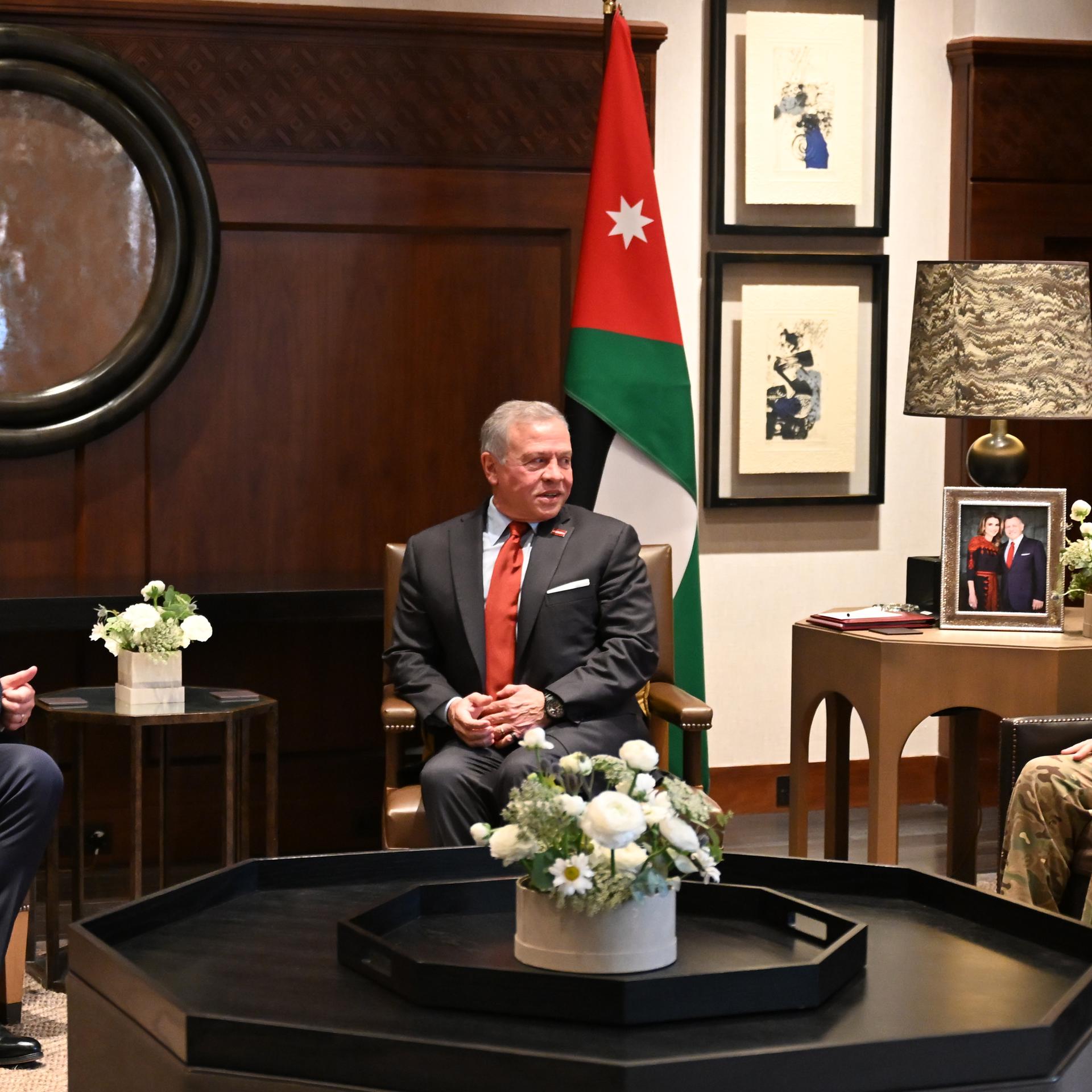 Amman: Bundespräsident Steinmeier (l.) spricht mit Abdullah II. Ibn Al-Hussein, (M) König von Jordanien, und Hussein bin Abdullah, Kronprinz von Jordanien, im Al-Husseiniya-Palast.