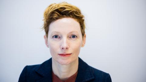 Katarzyna Wielga-Skolimowska, neue Künstlerische Leiterin der Kulturstiftung des Bundes, sitzt vor einem Pressetermin im Berliner Kunst-Projekt-Raum „Pickle Bar“.