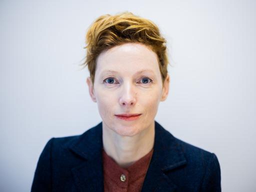 Katarzyna Wielga-Skolimowska, neue Künstlerische Leiterin der Kulturstiftung des Bundes, sitzt vor einem Pressetermin im Berliner Kunst-Projekt-Raum „Pickle Bar“.
