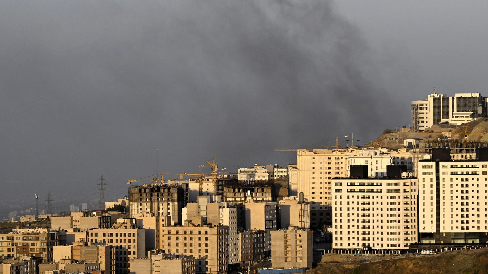 Rauchwolken über Teheran am 5. April 2026