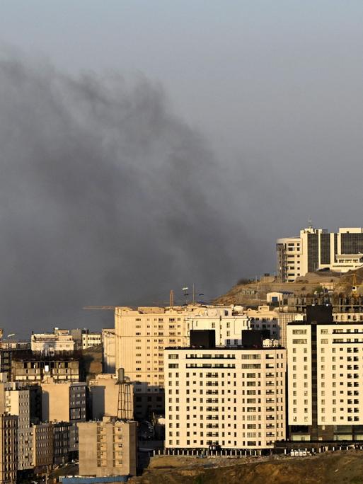 Rauchwolken über Teheran am 5. April 2026 Rauchwolken über Teheran am 5. April 2026