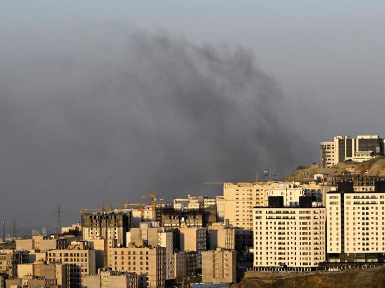 Rauchwolken über Teheran am 5. April 2026