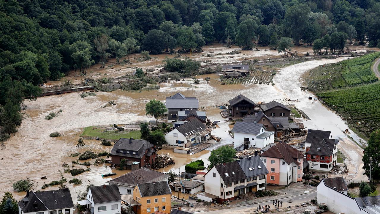 Eine Ortschaft im Ahartal an der Straße zwischen Dernau und Walporzheim, die von den Fluten auf einem Abschnitt einfach mitgerissen wurde. Heftige Regenfälle und Dauerregen sorgten hier 2021 für Überschwemmungen und Überflutungen.