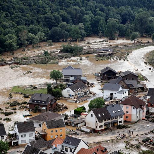 Eine Ortschaft im Ahartal an der Straße zwischen Dernau und Walporzheim, die von den Fluten auf einem Abschnitt einfach mitgerissen wurde. Heftige Regenfälle und Dauerregen sorgten hier 2021 für Überschwemmungen und Überflutungen.
