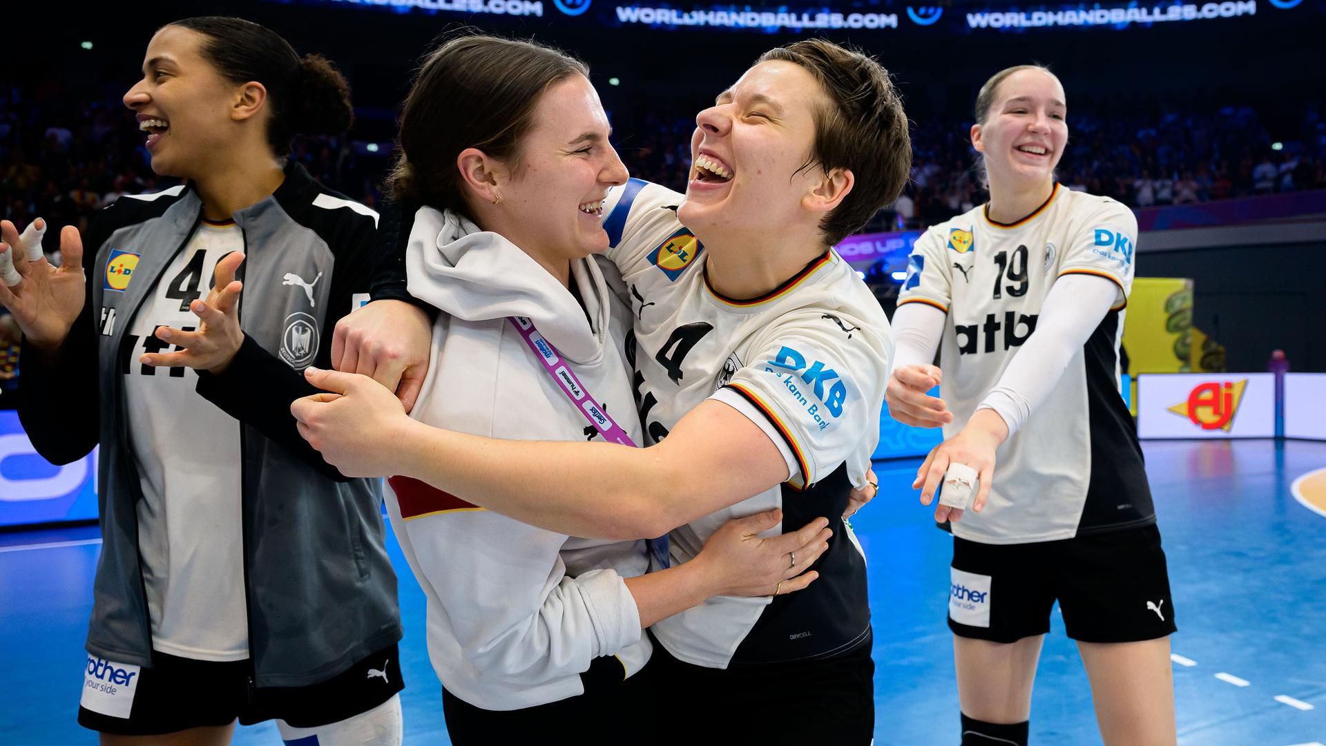 Die deutschen Handballerinnen Mareike Thomaier und Alina Grijseels liegen sich nach dem Sieg gegen Montenegro in den Armen. Die deutschen Handballerinnen Mareike Thomaier und Alina Grijseels liegen sich nach dem Sieg gegen Montenegro in den Armen.