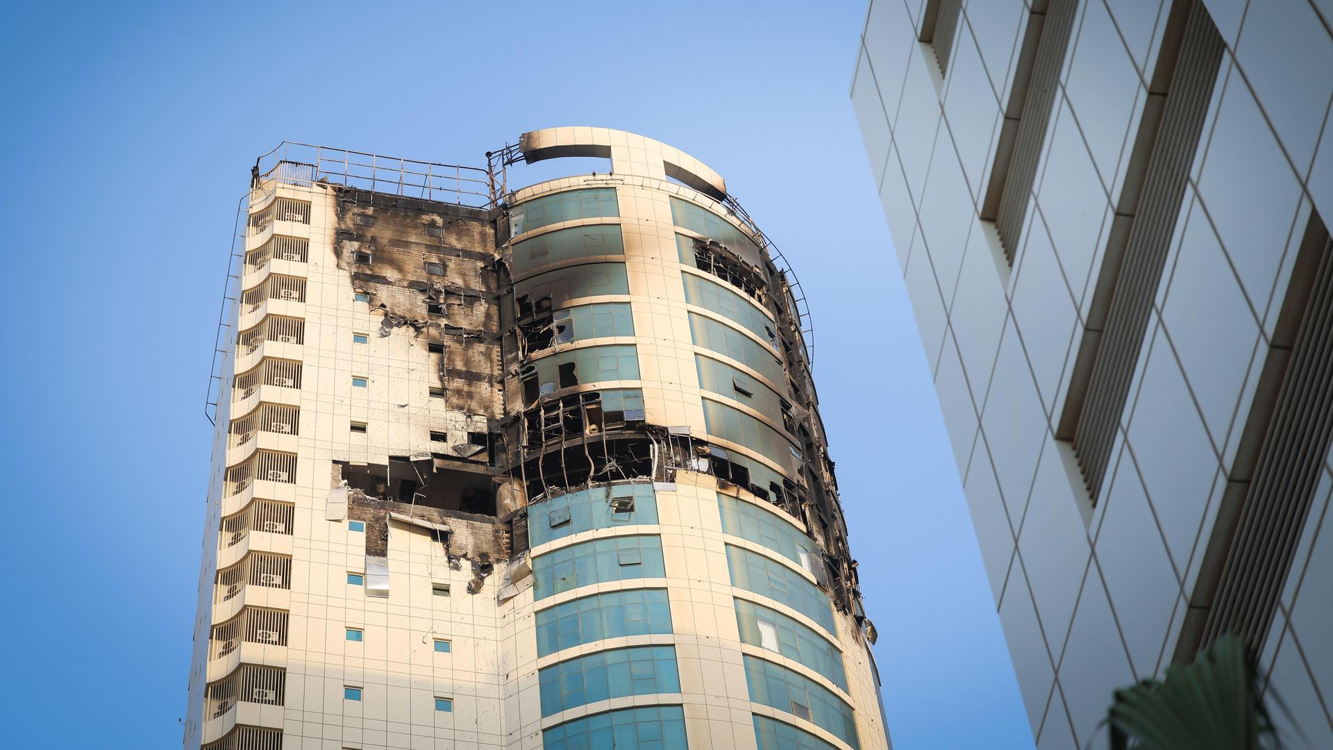 Der obere durch eine iranische Kamikaze-Drohne zerstörte Teil eines Hochhauses in Bahrain.