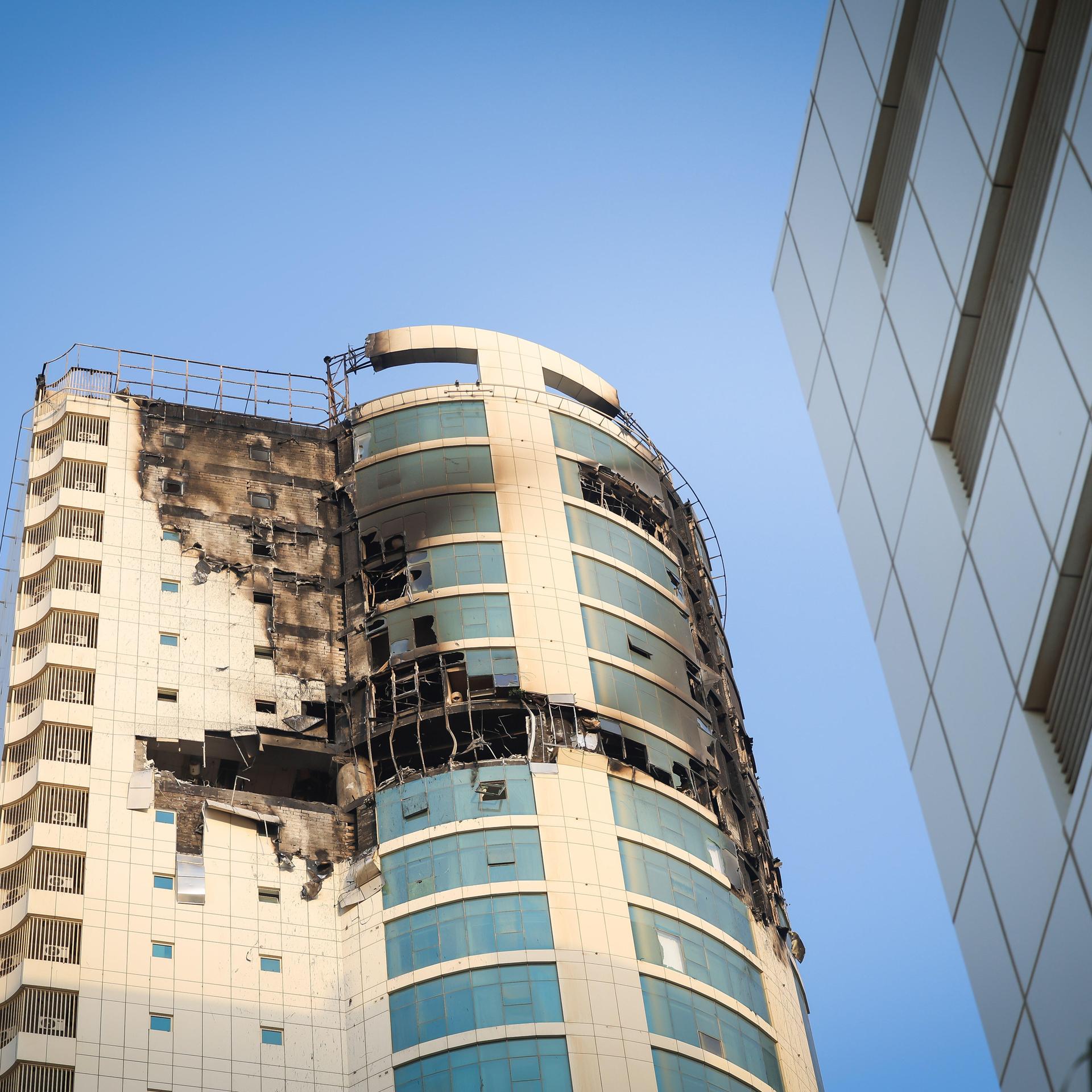 Der obere durch eine iranische Kamikaze-Drohne zerstörte Teil eines Hochhauses in Bahrain.