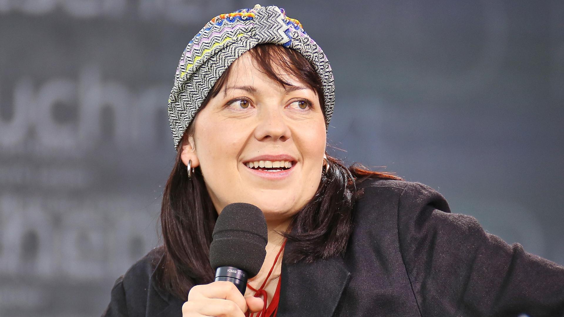 Die Autorin Dana von Suffrin hält auf der Leipziger Buchmesse im März 2026 ein Mikrofon in der Hand.