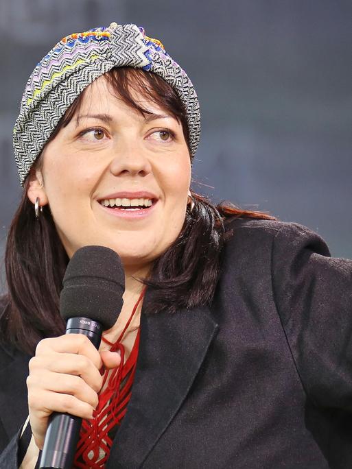 Die Autorin Dana von Suffrin hält auf der Leipziger Buchmesse im März 2026 ein Mikrofon in der Hand.