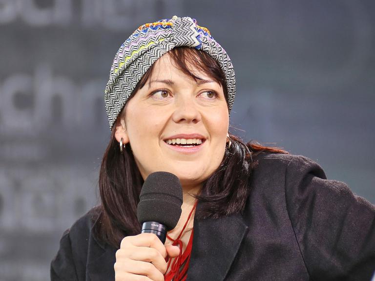 Die Autorin Dana von Suffrin hält auf der Leipziger Buchmesse im März 2026 ein Mikrofon in der Hand.