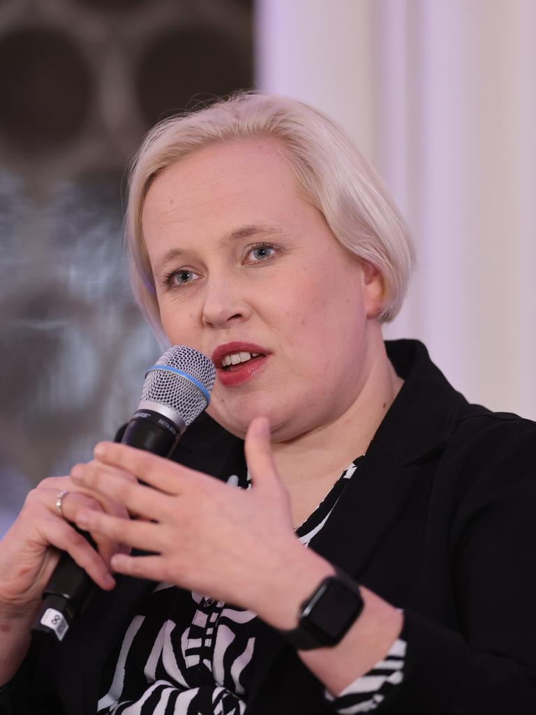 Die Dramatikerin Anne Rabe spricht in ein Mikro und gestikuliert.
