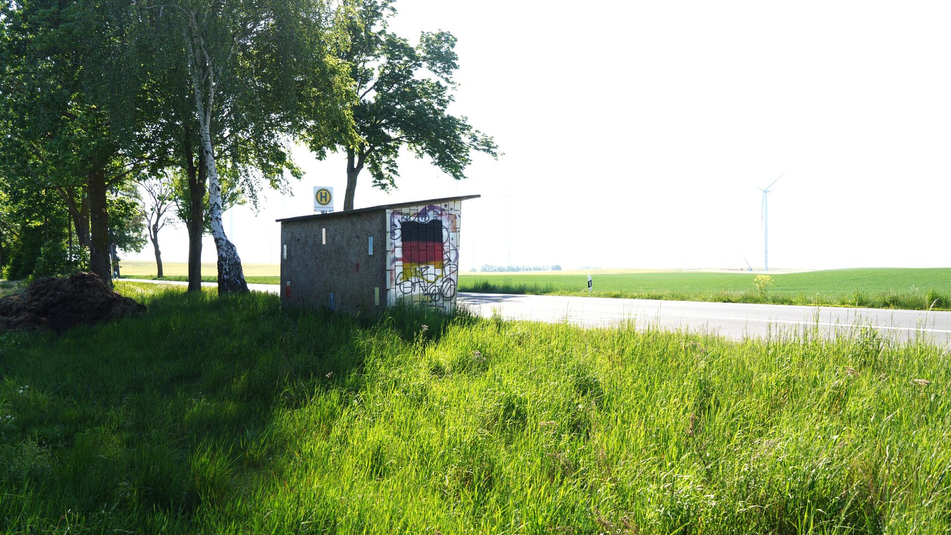 Mit Graffiti beschmierte Bushaltestelle in der Uckermark
