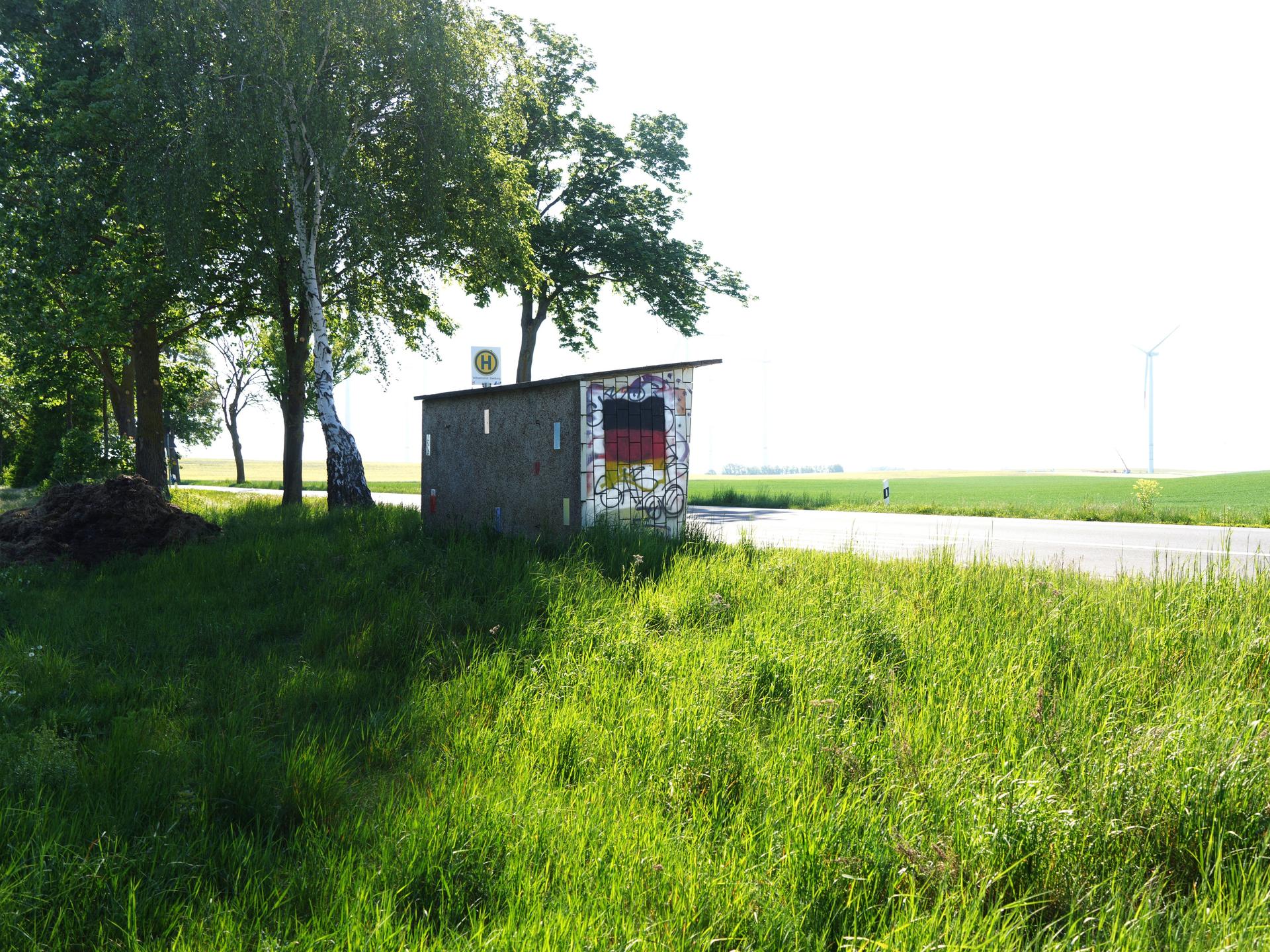 Mit Graffiti beschmierte Bushaltestelle in der Uckermark