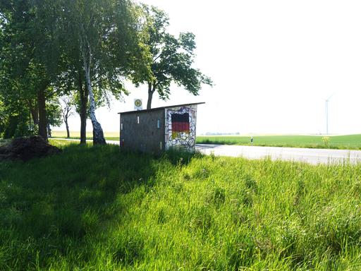 Mit Graffiti beschmierte Bushaltestelle in der Uckermark Mit Graffiti beschmierte Bushaltestelle in der Uckermark