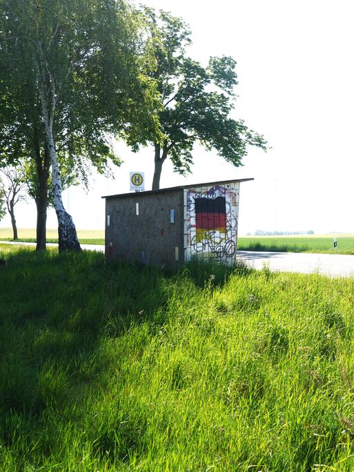 Mit Graffiti beschmierte Bushaltestelle in der Uckermark