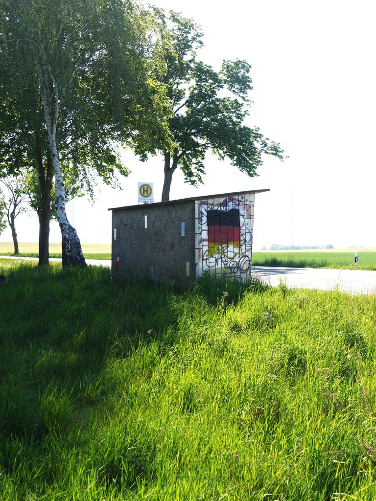 Mit Graffiti beschmierte Bushaltestelle in der Uckermark Mit Graffiti beschmierte Bushaltestelle in der Uckermark