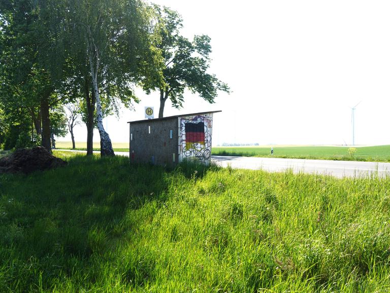 Mit Graffiti beschmierte Bushaltestelle in der Uckermark