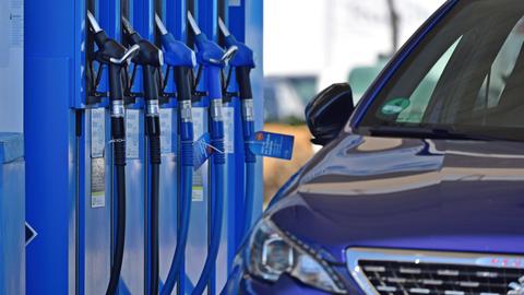 Ein Auto steht neben der Zapfsäule einer Tankstelle