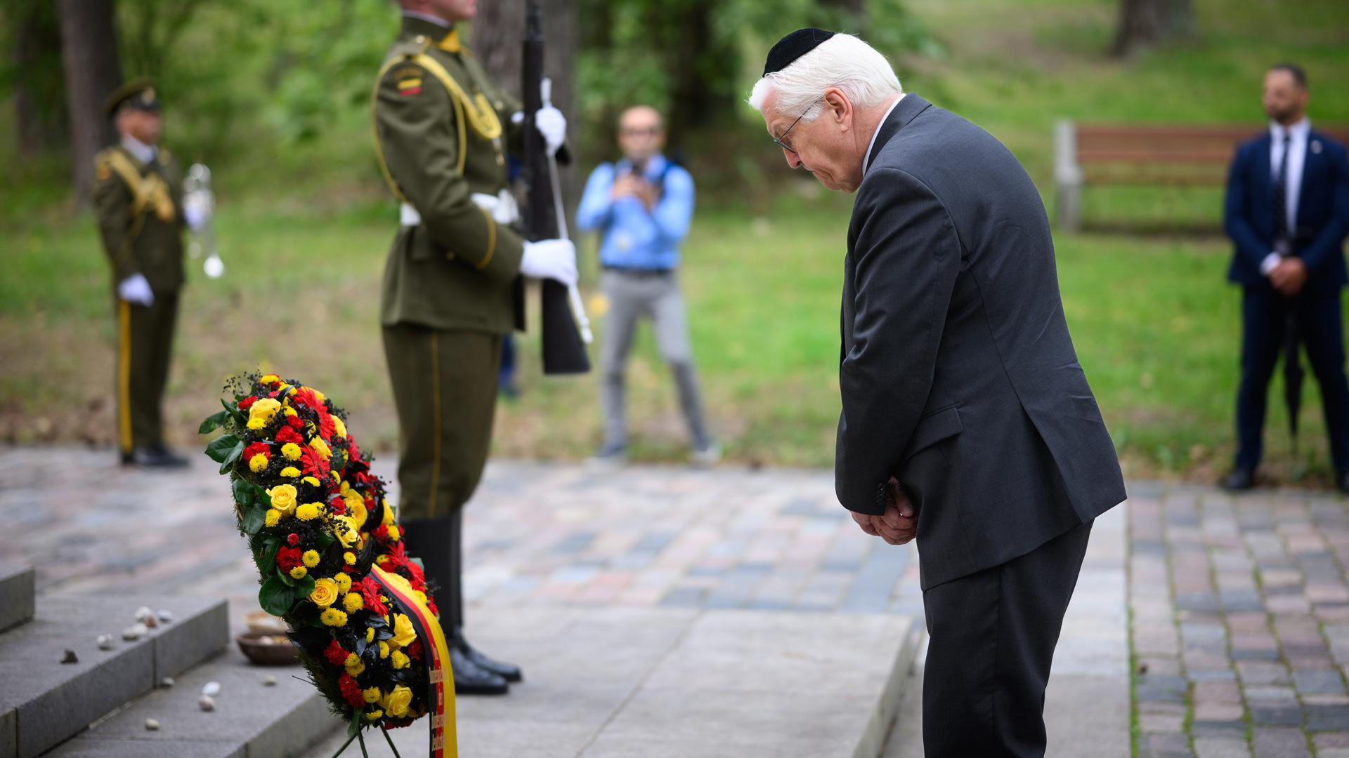 Vilnius: Bundespräsident Steinmeier legt an der Holocaustgedenkstätte Paneriai einen Kranz nieder.