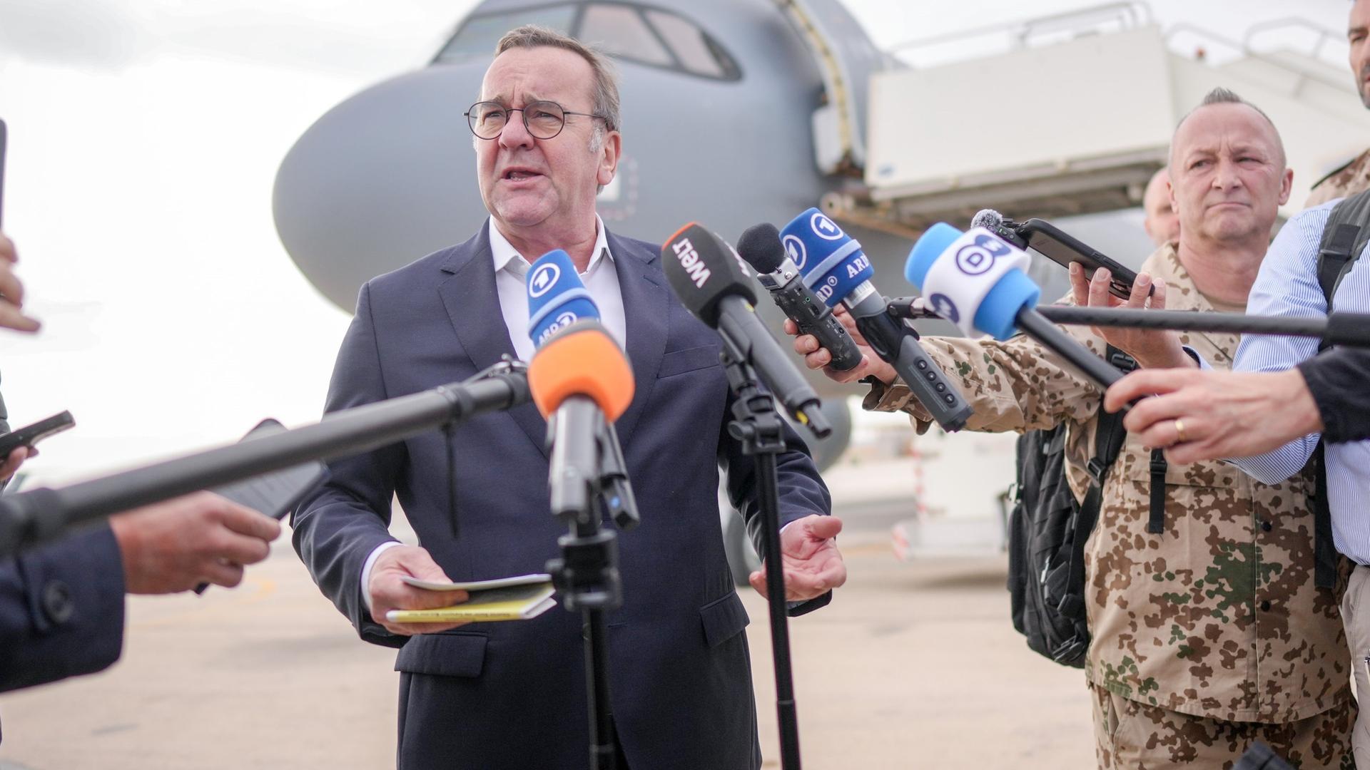 Jordanien, Al-Azraq: Boris Pistorius (SPD), Bundesminister der Verteidigung, gibt auf der Airbase in Al-Azraq ein Pressestatement. Jordanien, Al-Azraq: Boris Pistorius (SPD), Bundesminister der Verteidigung, gibt auf der Airbase in Al-Azraq ein Pressestatement.